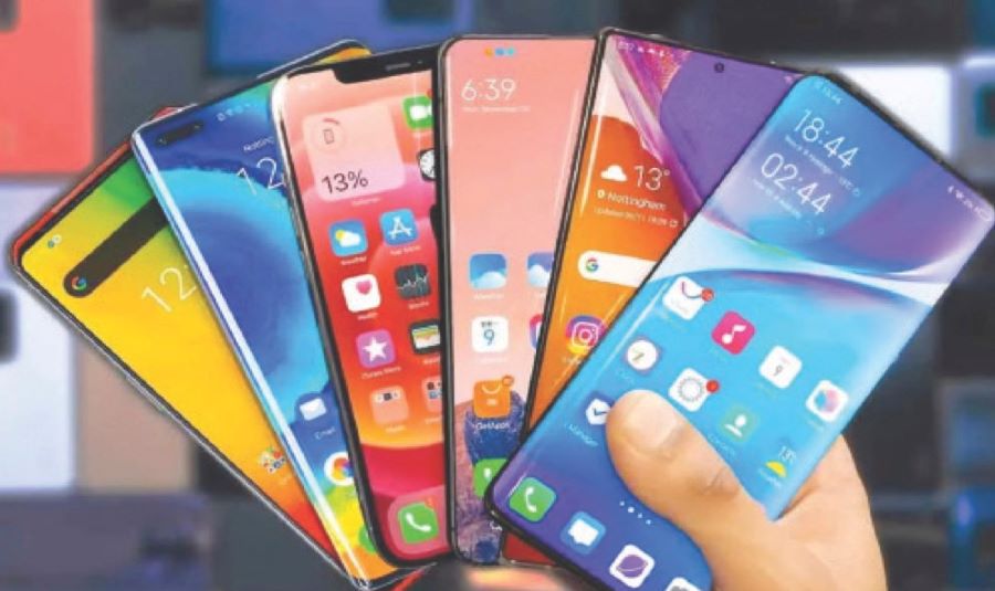 Write a dialogue about the importance of mobile phone.